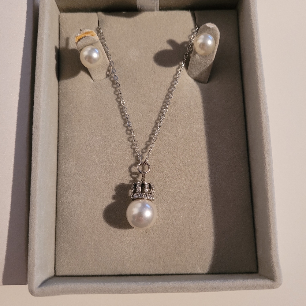 Misaki Necklace and Earrings